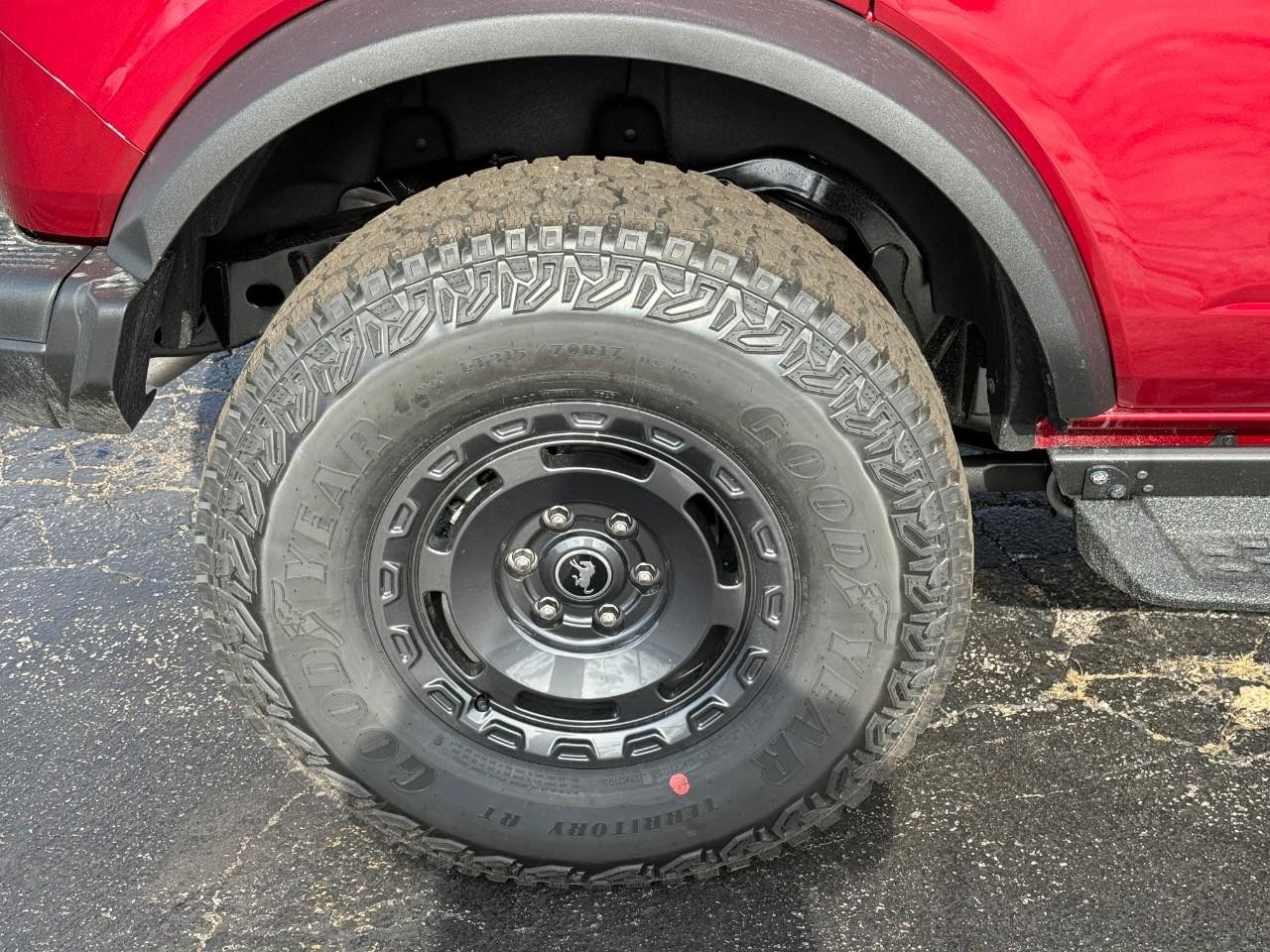 Ford Bronco Vehicle Full-screen Gallery Image 04