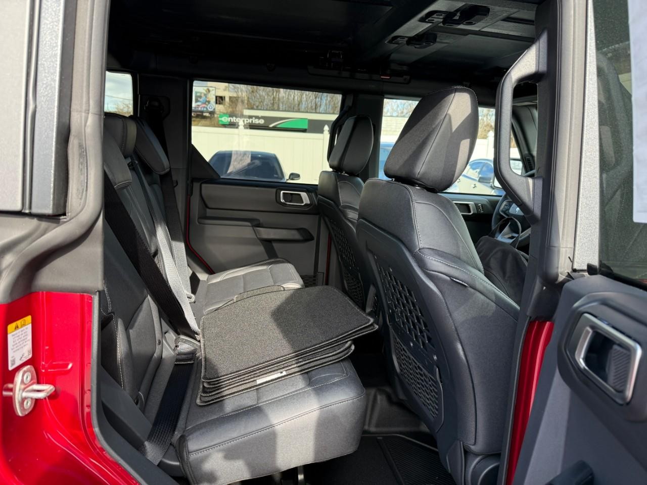 Ford Bronco Vehicle Full-screen Gallery Image 05