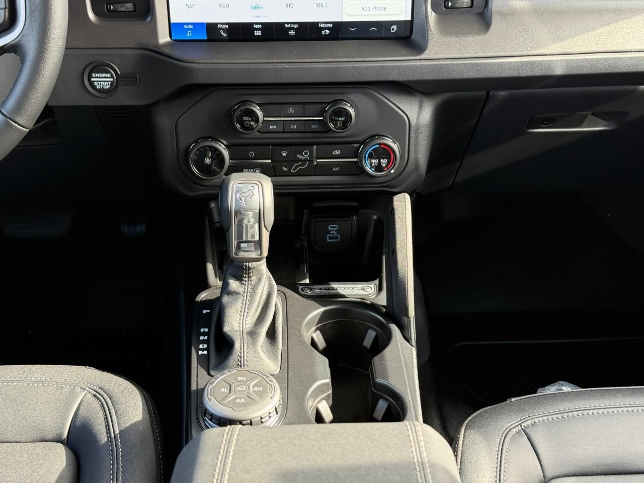 Ford Bronco Vehicle Full-screen Gallery Image 09