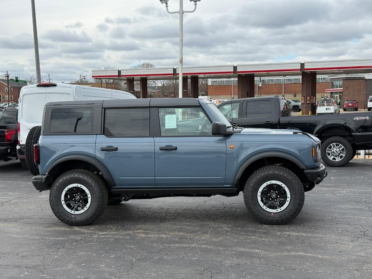 Ford Bronco Vehicle Full-screen Gallery Image 02