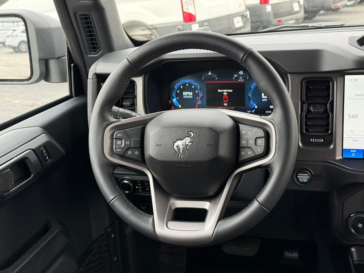 Ford Bronco Vehicle Full-screen Gallery Image 07