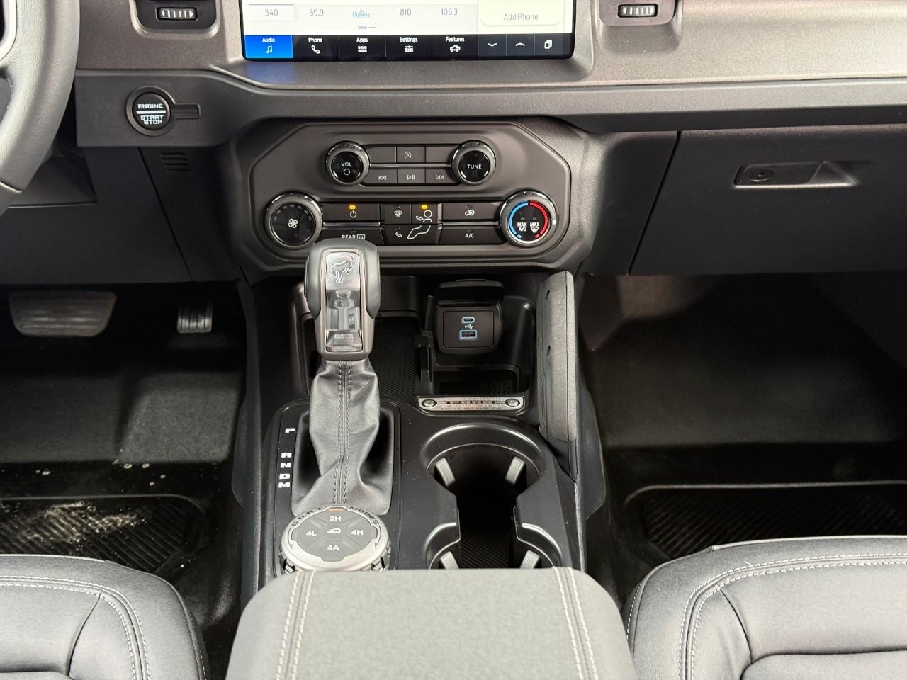 Ford Bronco Vehicle Full-screen Gallery Image 09