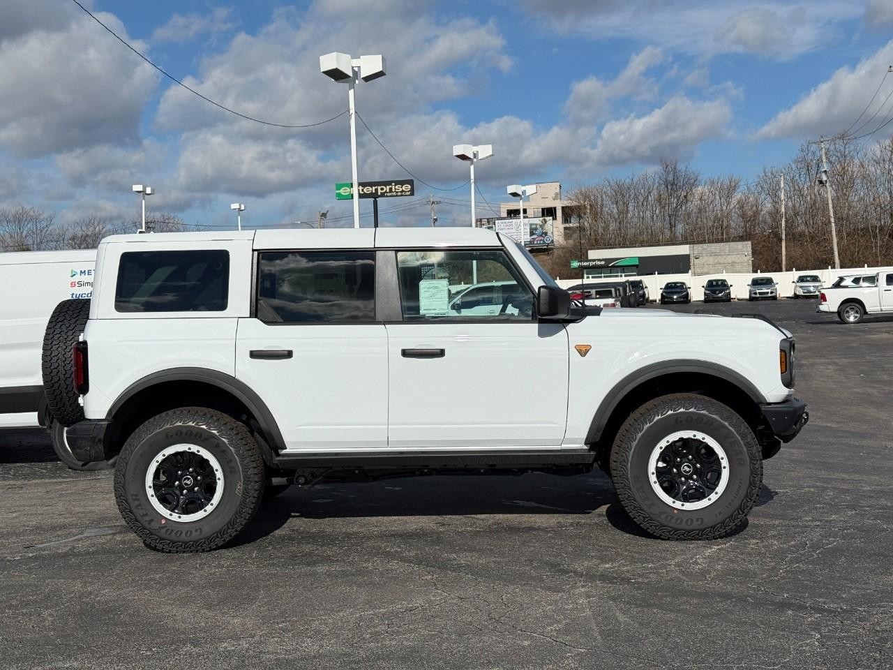 Ford Bronco Vehicle Full-screen Gallery Image 02