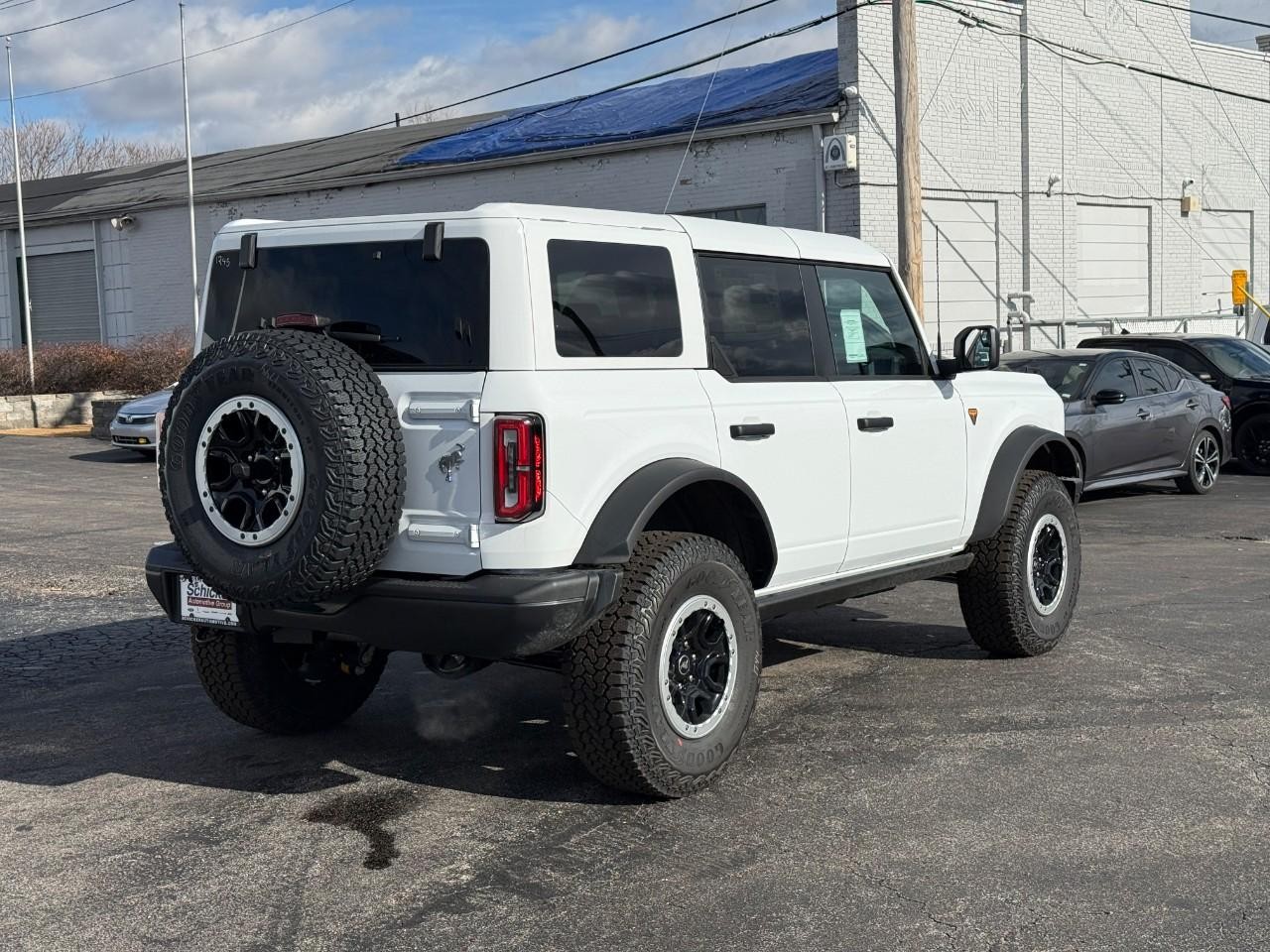 Ford Bronco Vehicle Full-screen Gallery Image 03
