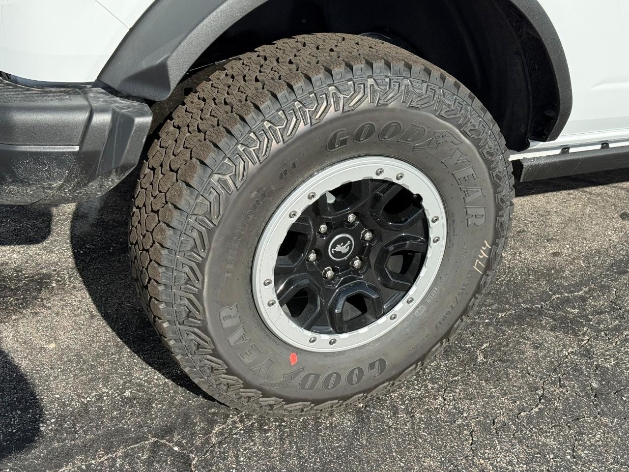 Ford Bronco Vehicle Full-screen Gallery Image 04