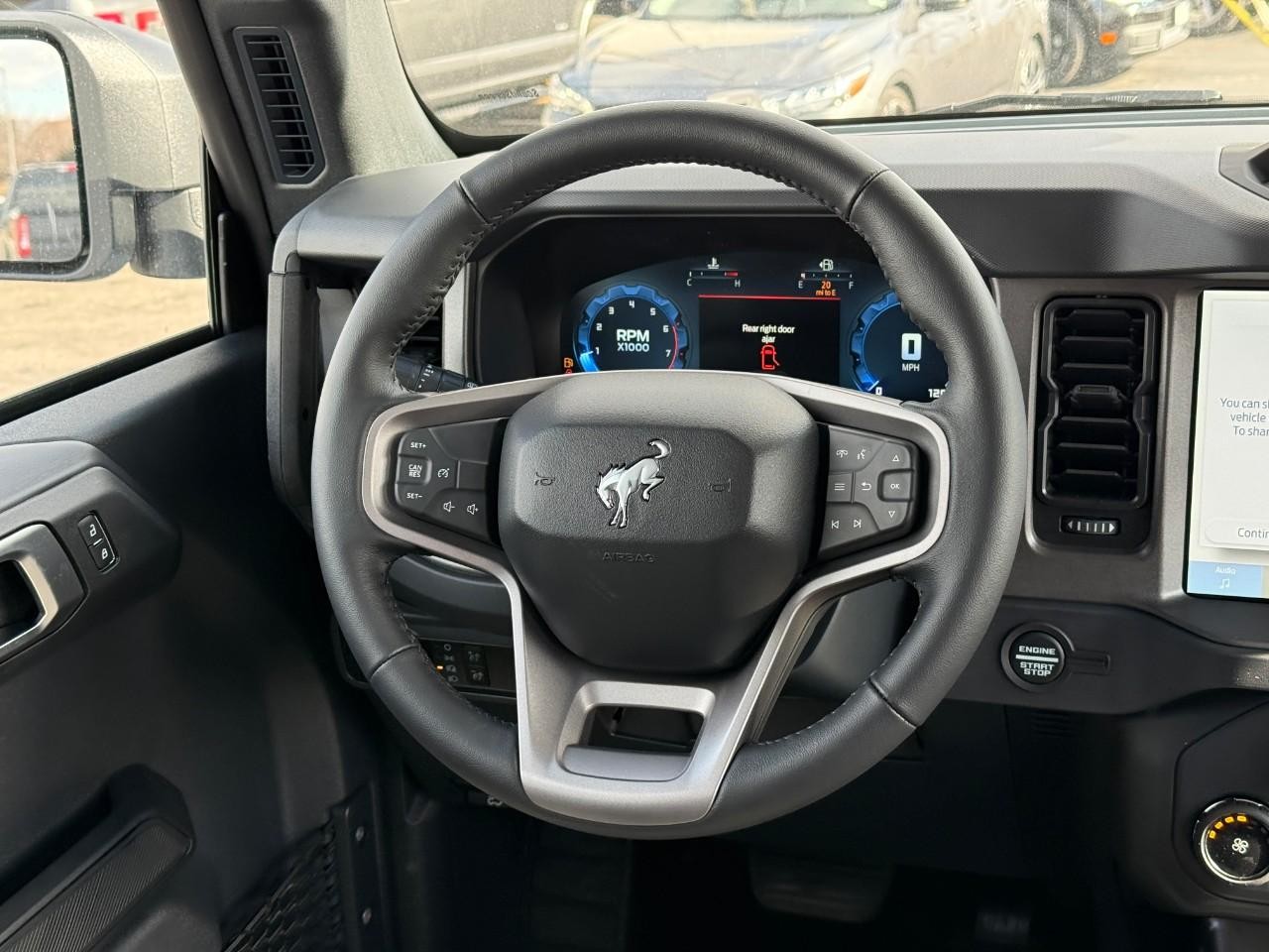 Ford Bronco Vehicle Full-screen Gallery Image 07