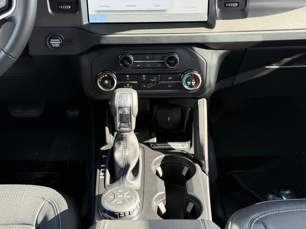 Ford Bronco Vehicle Full-screen Gallery Image 09