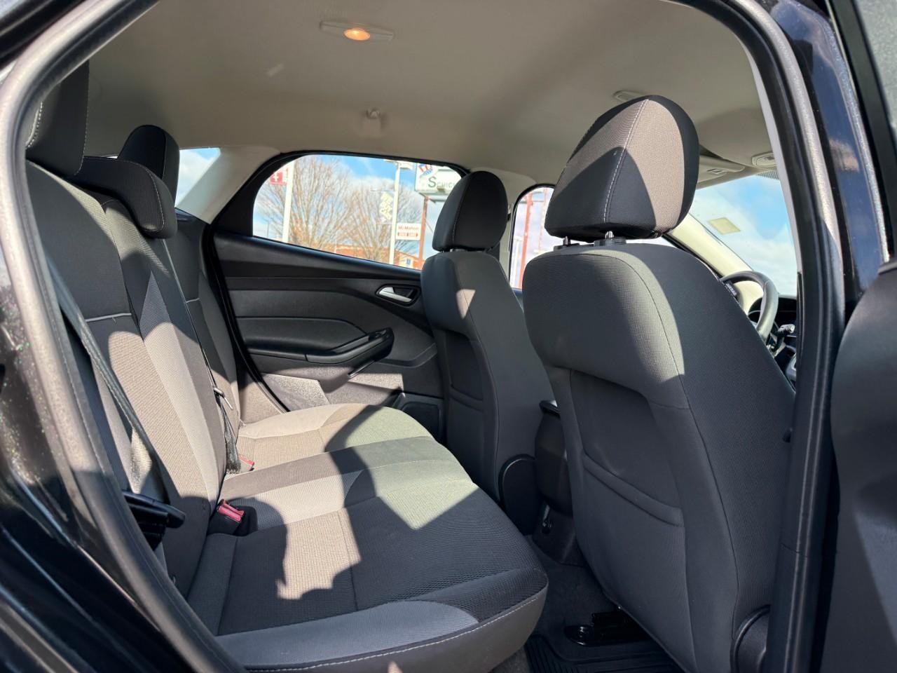 Ford Focus Vehicle Full-screen Gallery Image 10