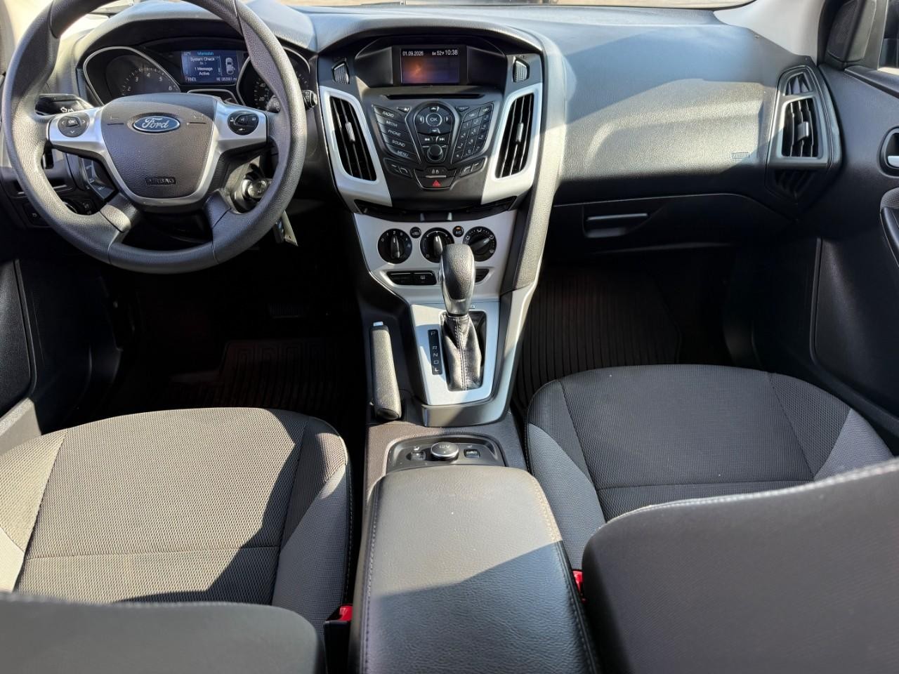 Ford Focus Vehicle Full-screen Gallery Image 11