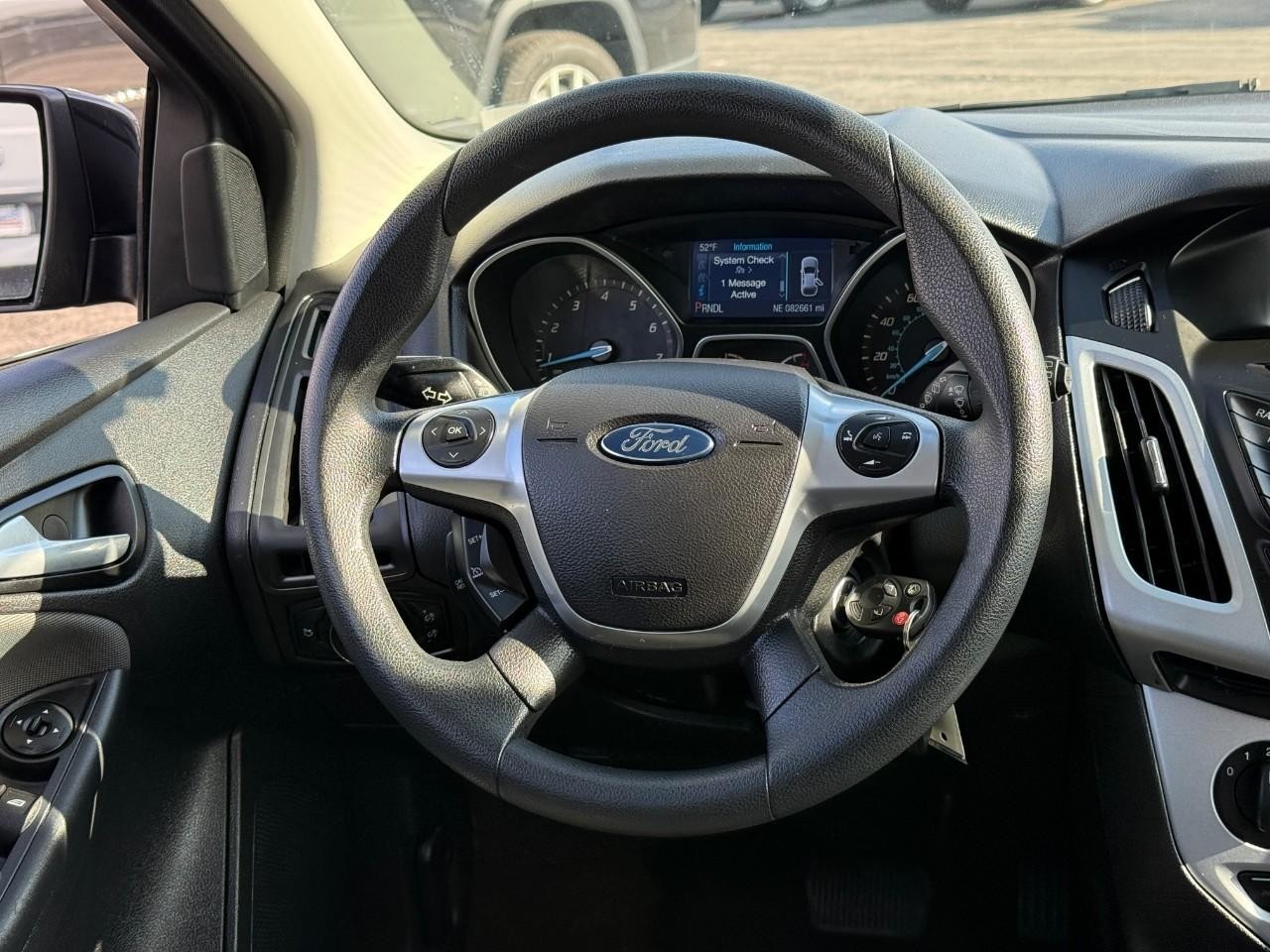 Ford Focus Vehicle Full-screen Gallery Image 12