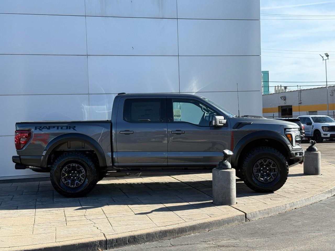 Ford F-150 Vehicle Full-screen Gallery Image 02