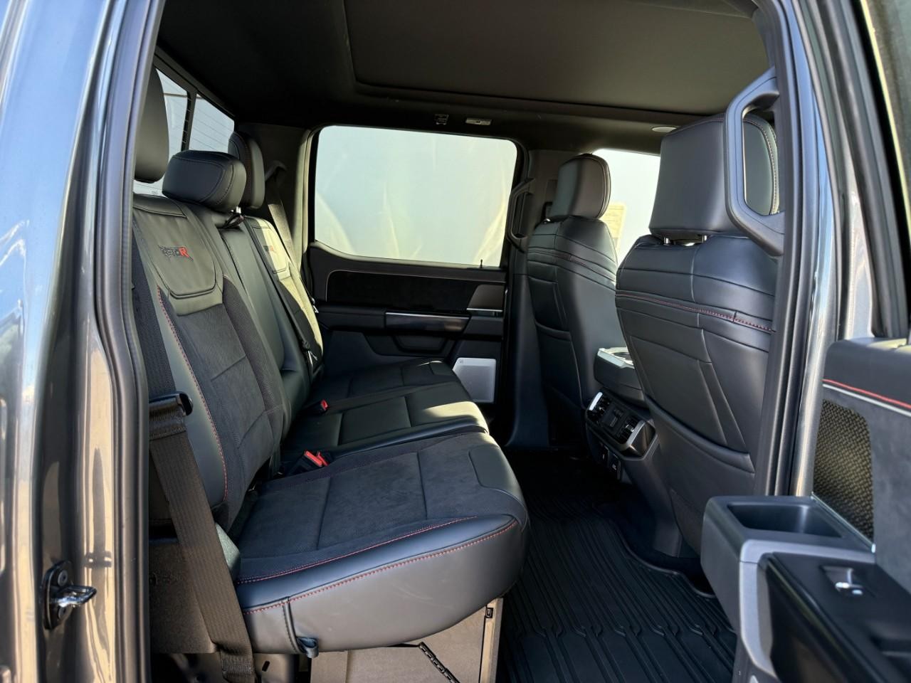 Ford F-150 Vehicle Full-screen Gallery Image 05