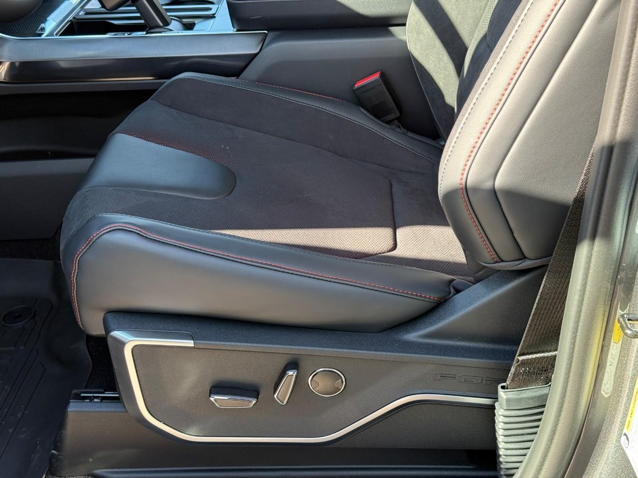 Ford F-150 Vehicle Full-screen Gallery Image 12