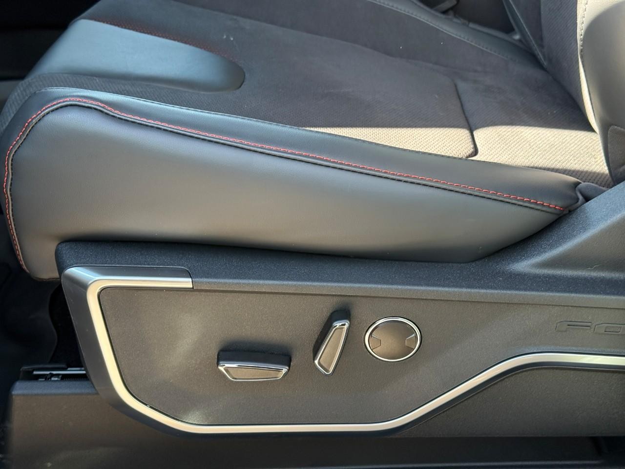 Ford F-150 Vehicle Full-screen Gallery Image 13