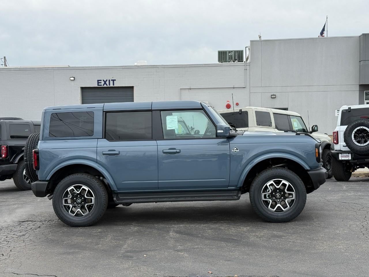 Ford Bronco Vehicle Full-screen Gallery Image 02
