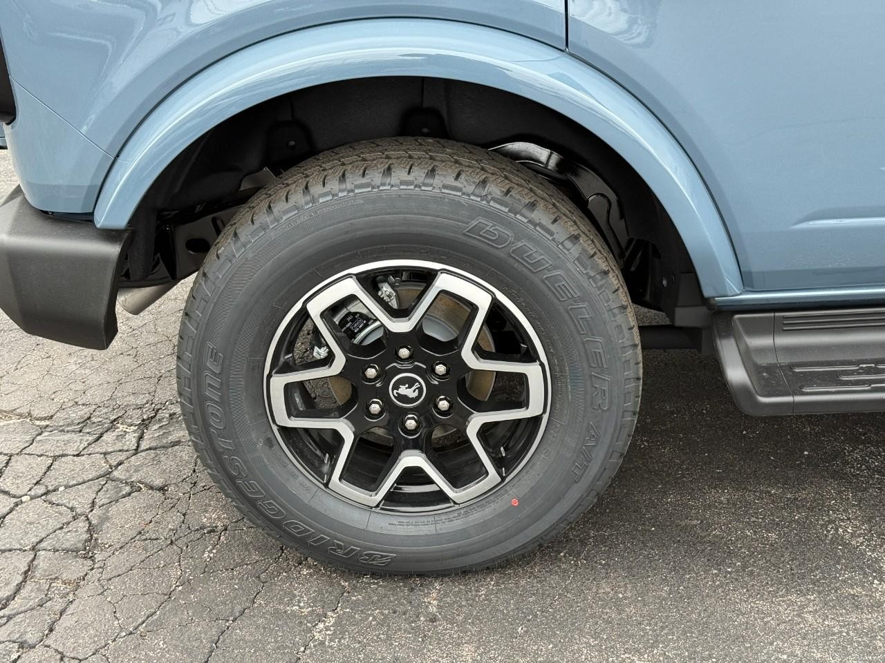 Ford Bronco Vehicle Full-screen Gallery Image 04