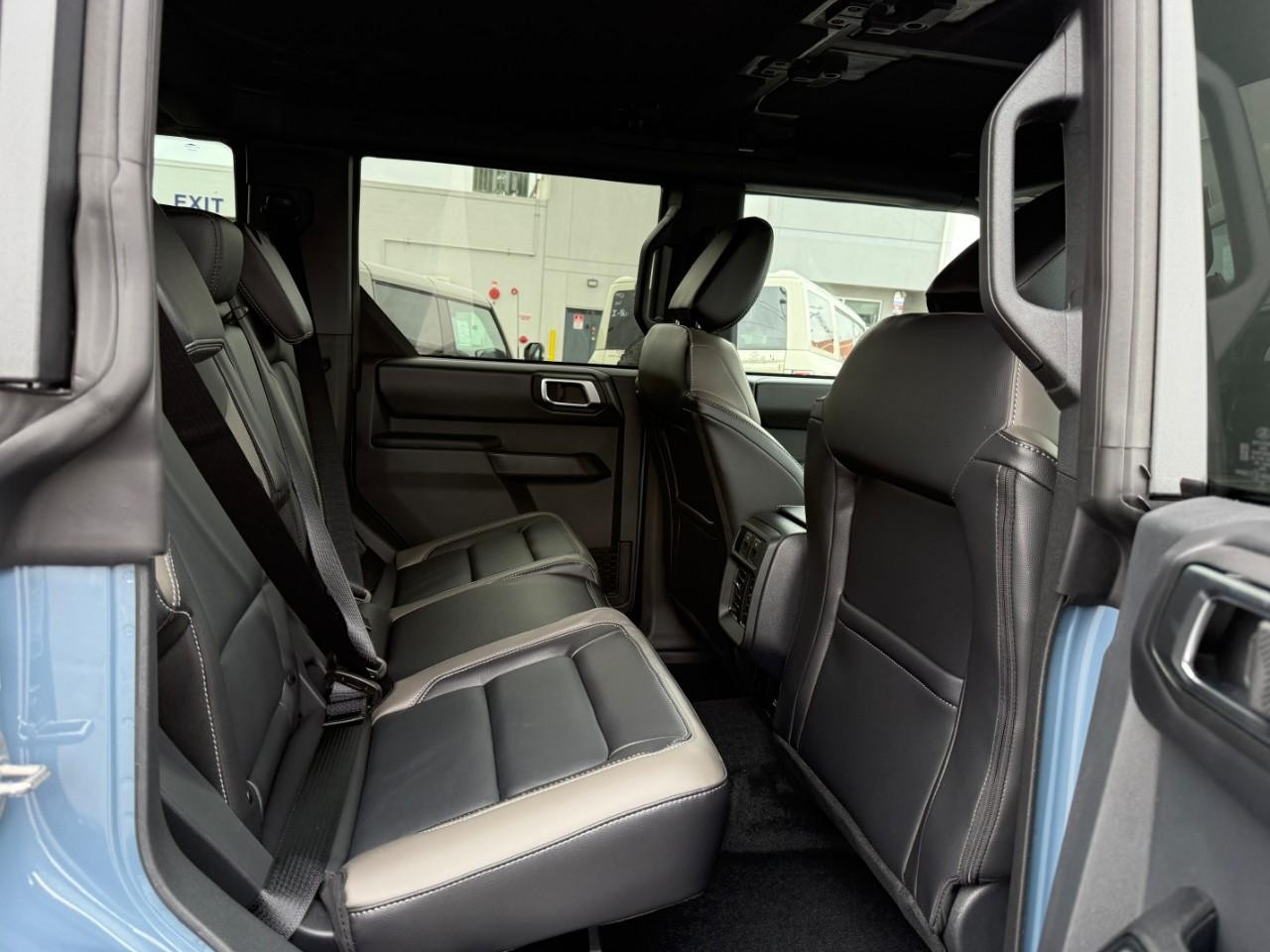 Ford Bronco Vehicle Full-screen Gallery Image 05