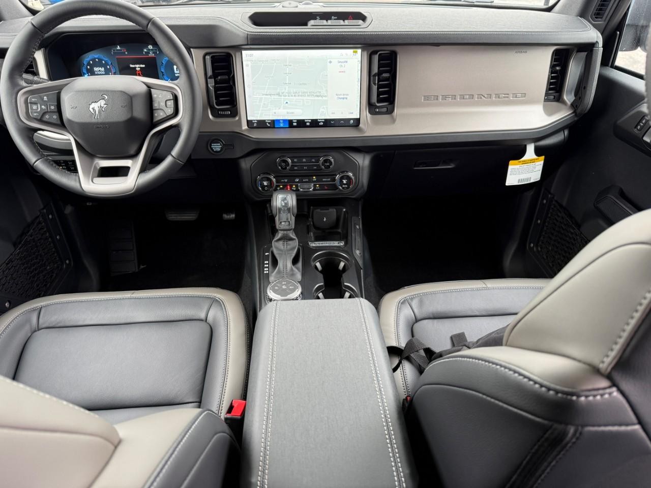 Ford Bronco Vehicle Full-screen Gallery Image 06