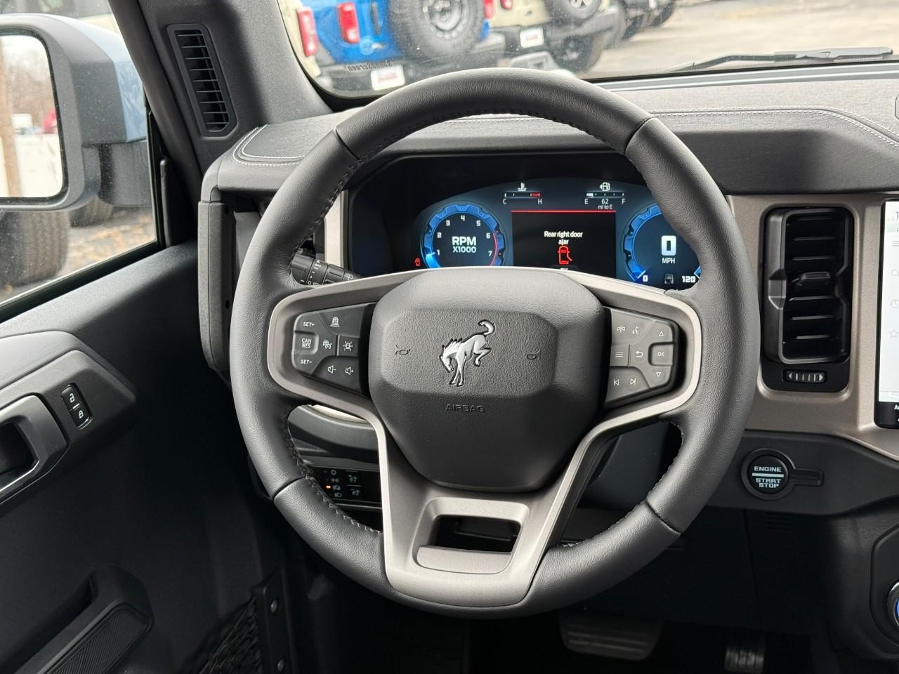 Ford Bronco Vehicle Full-screen Gallery Image 07