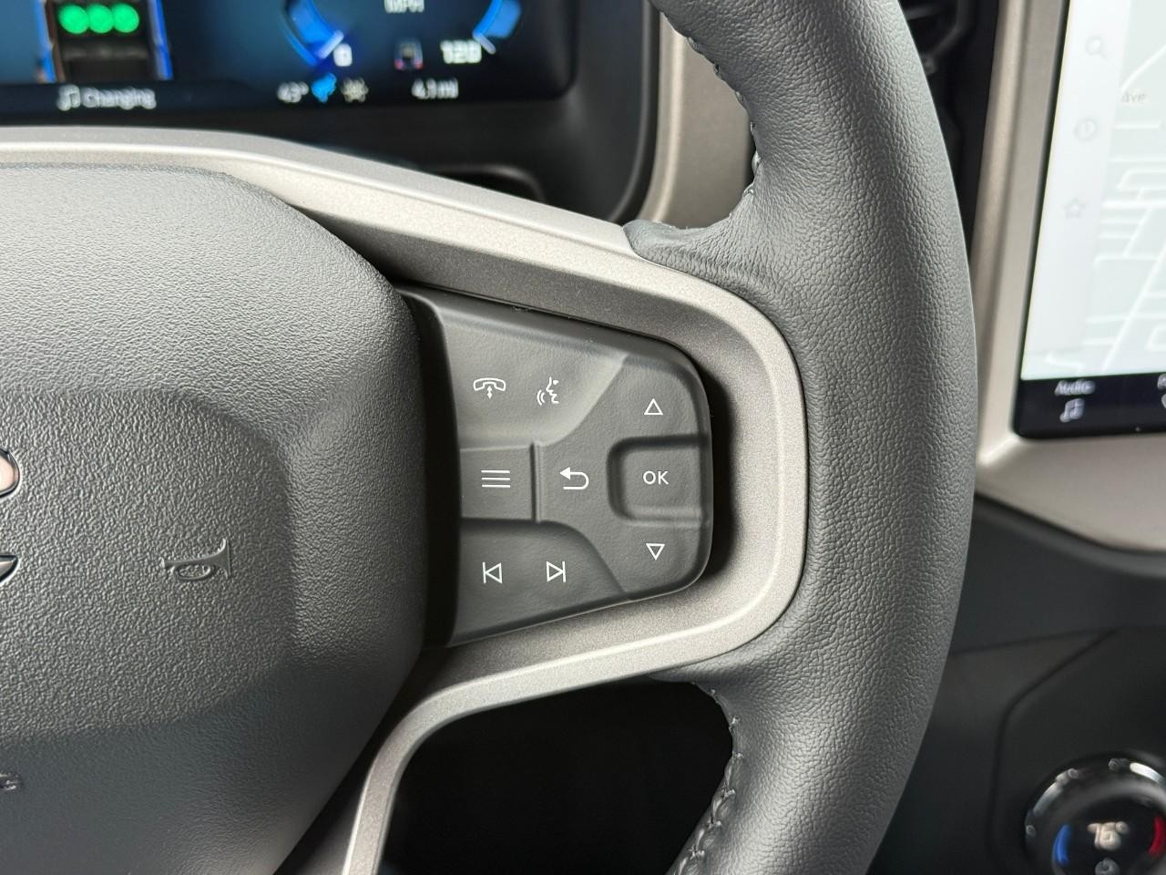 Ford Bronco Vehicle Full-screen Gallery Image 14