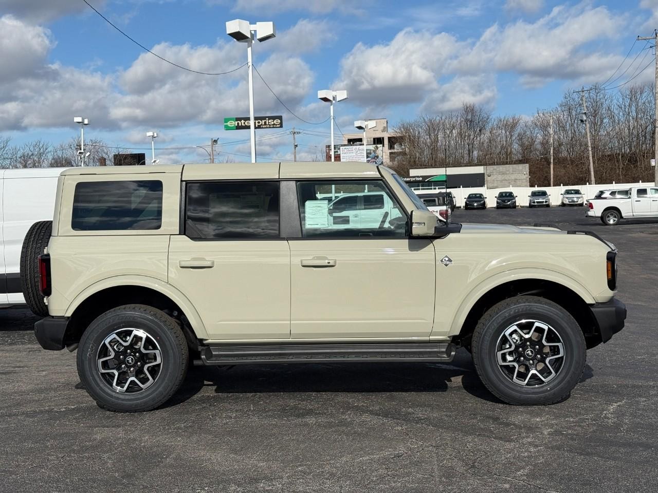 Ford Bronco Vehicle Full-screen Gallery Image 02