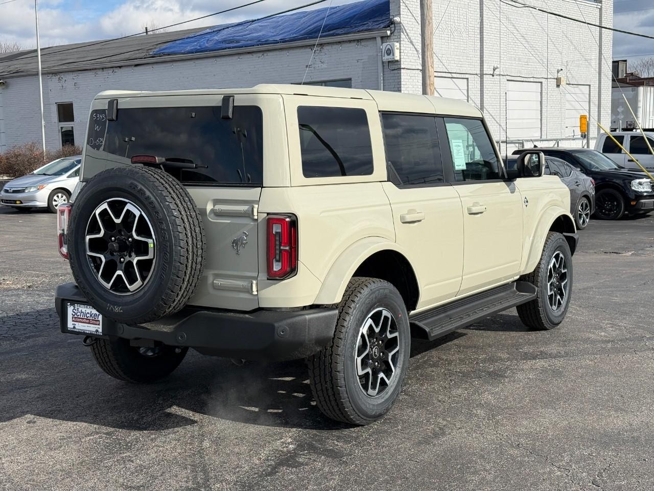 Ford Bronco Vehicle Full-screen Gallery Image 03