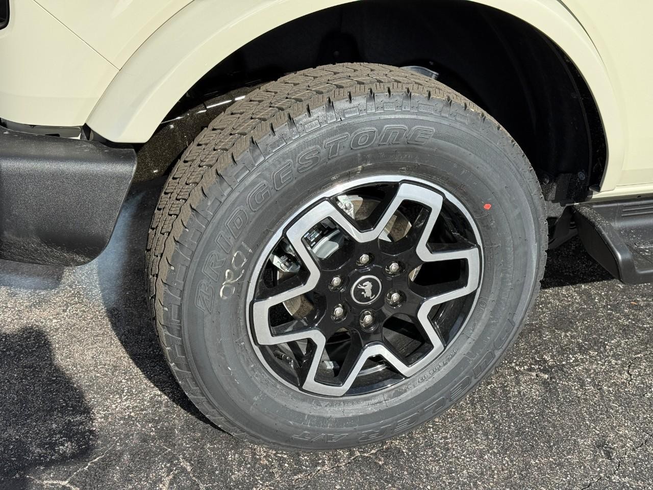 Ford Bronco Vehicle Full-screen Gallery Image 04