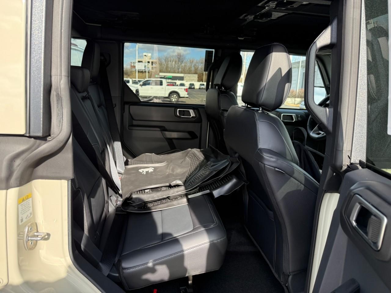 Ford Bronco Vehicle Full-screen Gallery Image 05