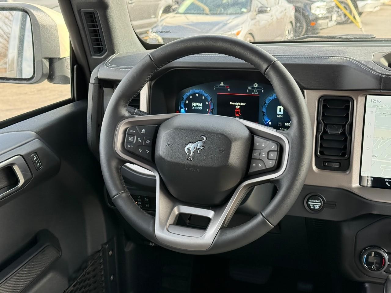 Ford Bronco Vehicle Full-screen Gallery Image 07