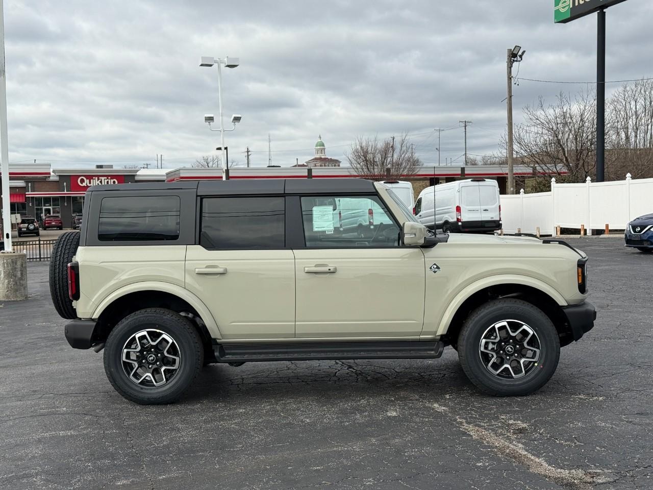 Ford Bronco Vehicle Full-screen Gallery Image 02