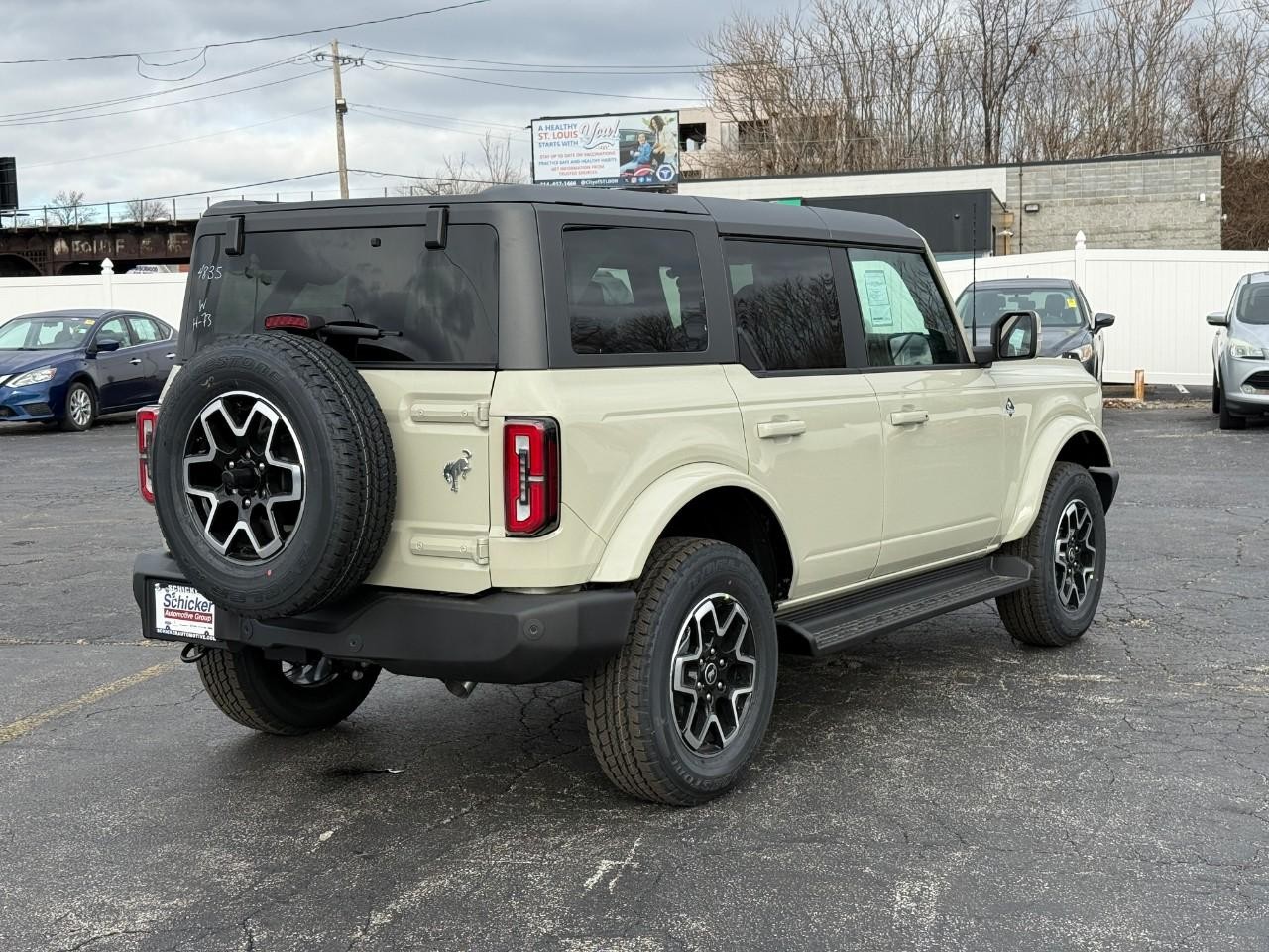 Ford Bronco Vehicle Full-screen Gallery Image 03