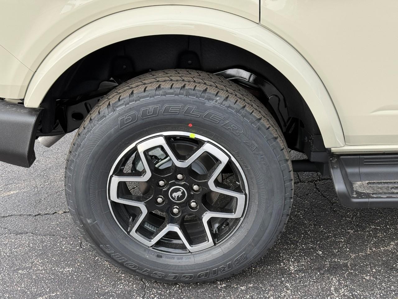 Ford Bronco Vehicle Full-screen Gallery Image 04