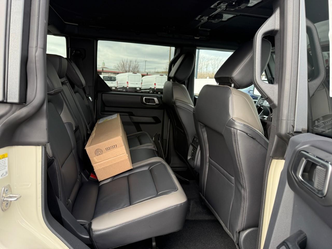 Ford Bronco Vehicle Full-screen Gallery Image 05