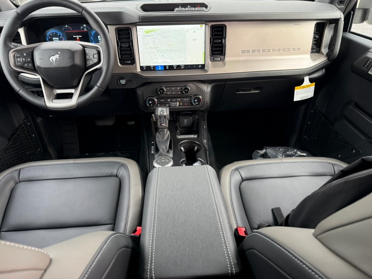 Ford Bronco Vehicle Full-screen Gallery Image 06