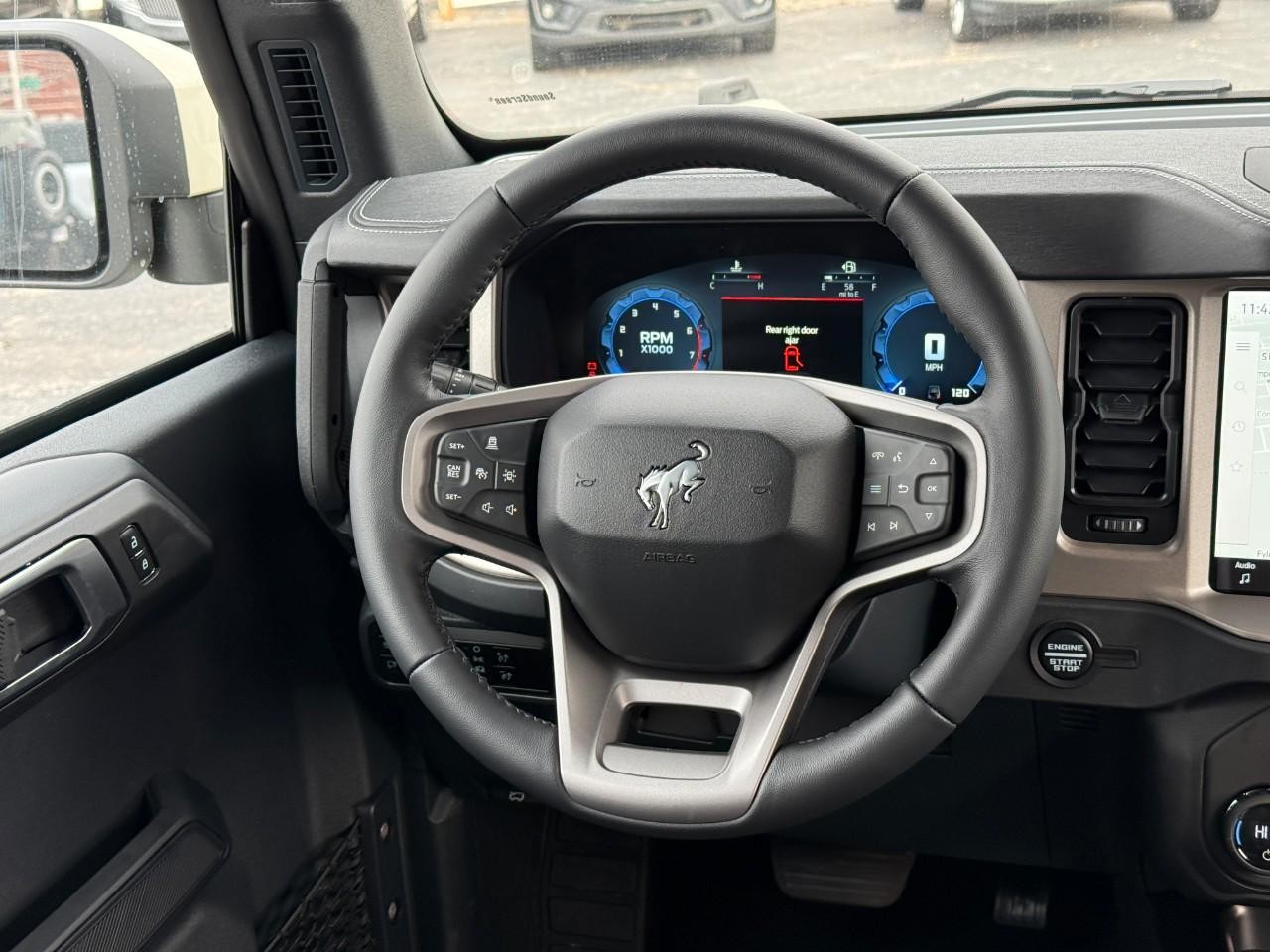 Ford Bronco Vehicle Full-screen Gallery Image 07