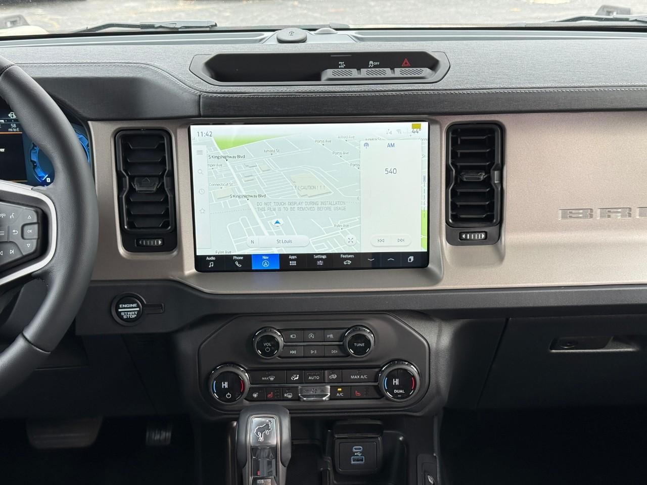 Ford Bronco Vehicle Full-screen Gallery Image 08