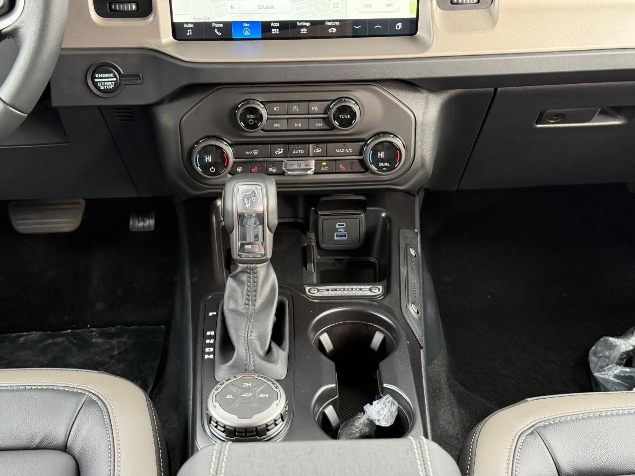 Ford Bronco Vehicle Full-screen Gallery Image 09