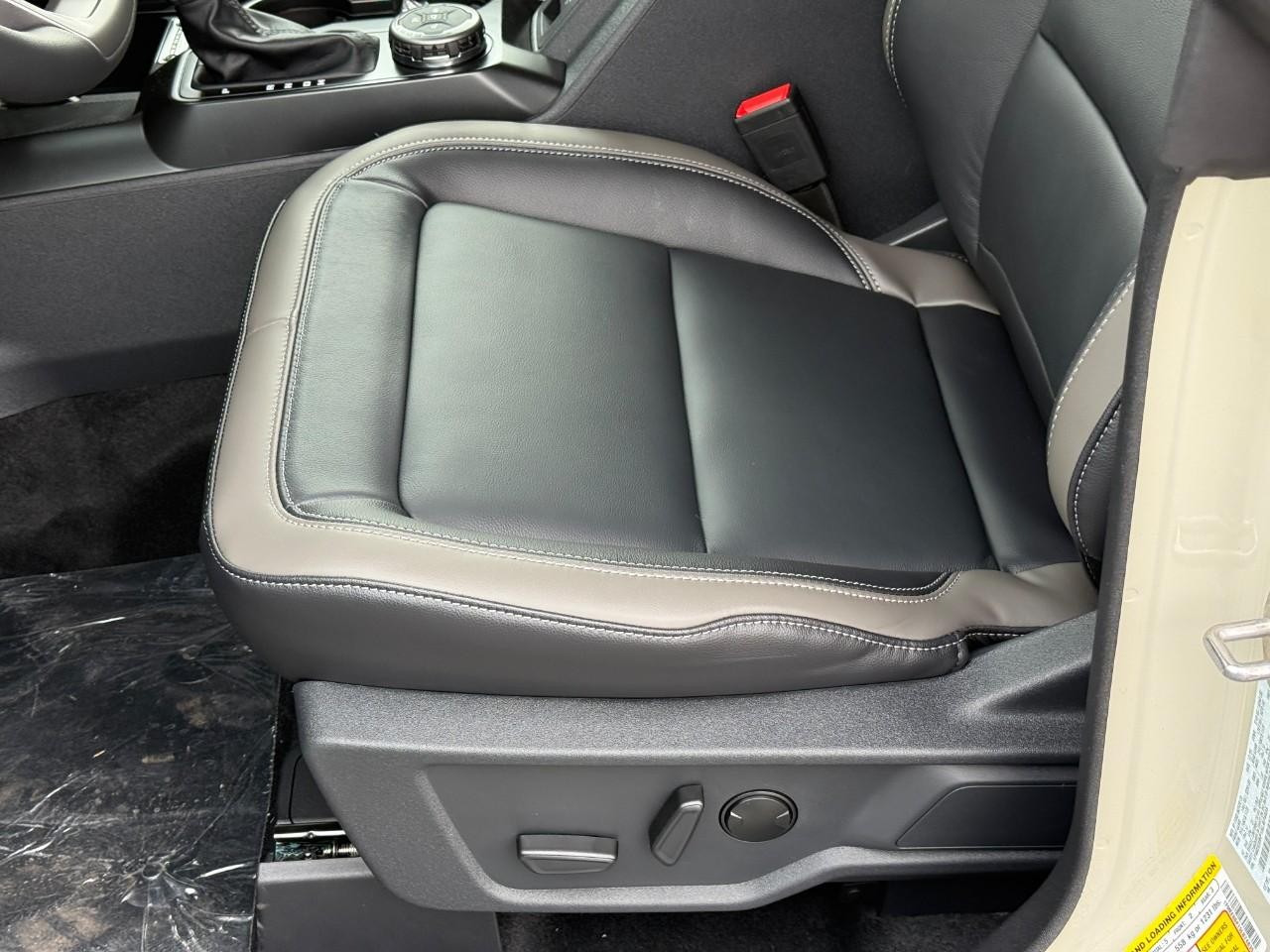 Ford Bronco Vehicle Full-screen Gallery Image 11