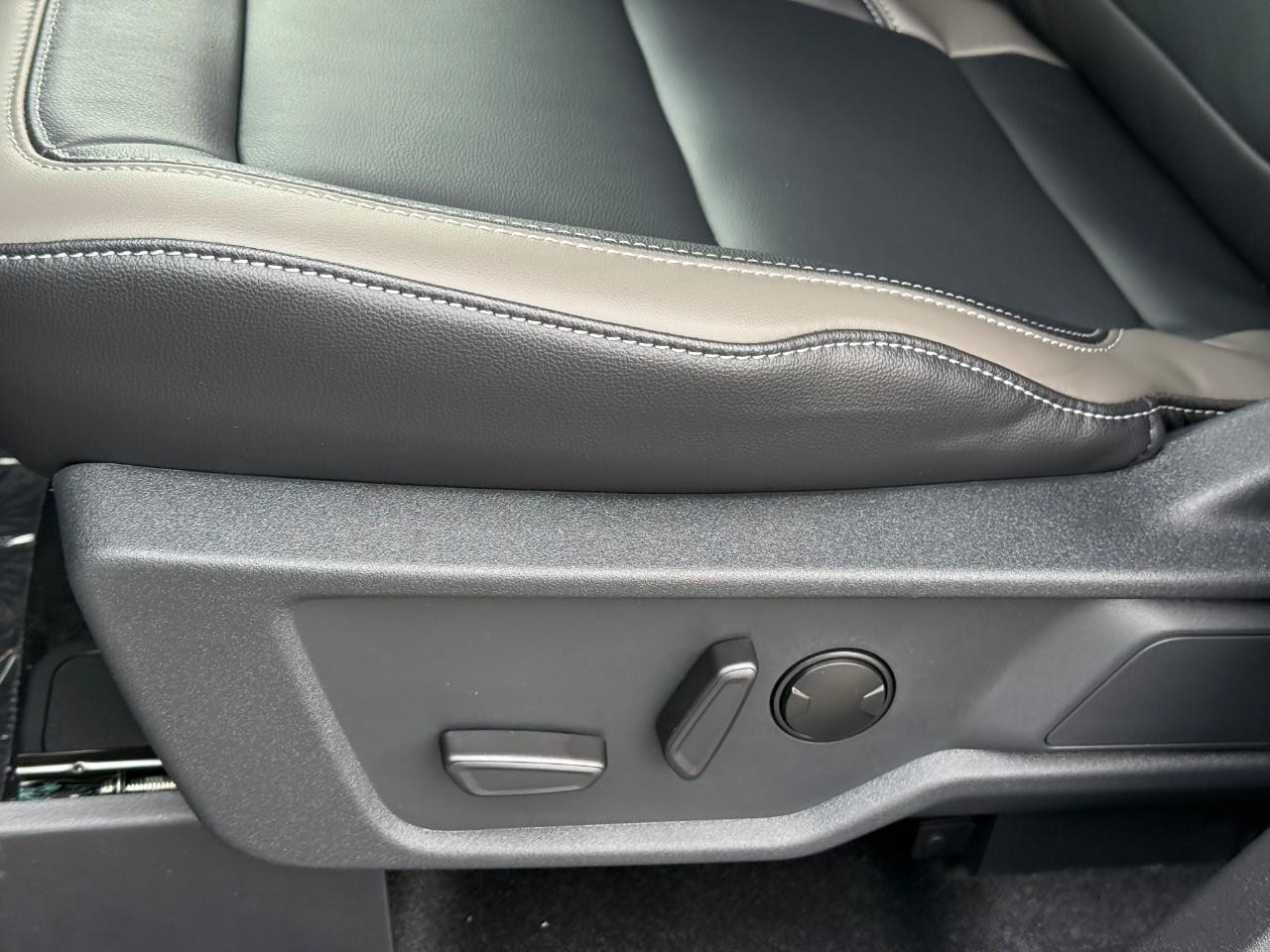 Ford Bronco Vehicle Full-screen Gallery Image 12