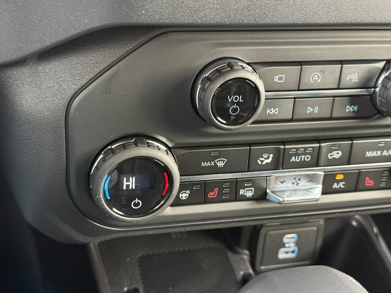 Ford Bronco Vehicle Full-screen Gallery Image 16