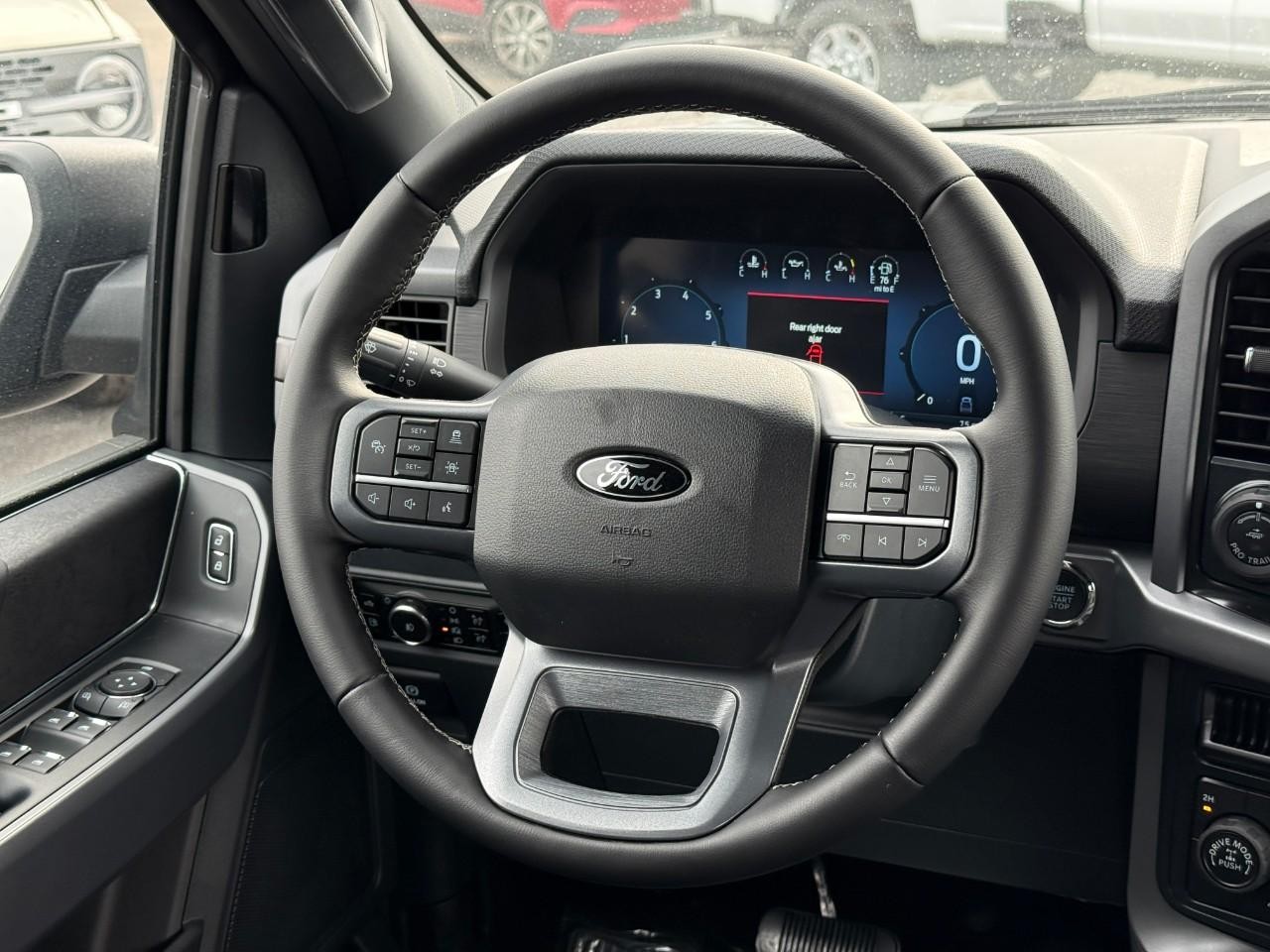 Ford F-150 Vehicle Full-screen Gallery Image 07