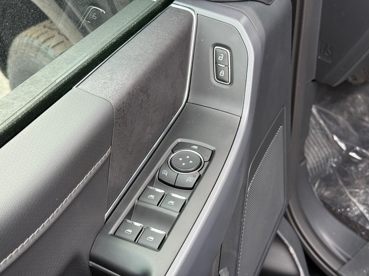 Ford F-150 Vehicle Full-screen Gallery Image 10