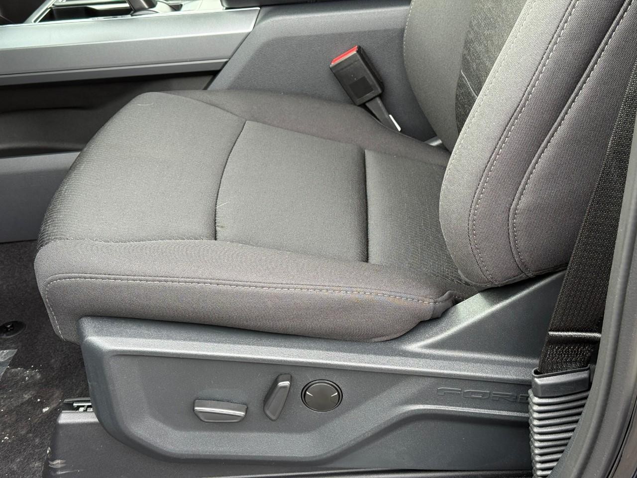 Ford F-150 Vehicle Full-screen Gallery Image 11