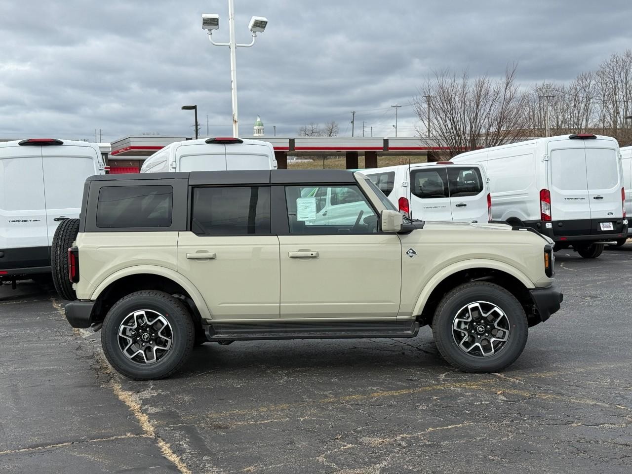 Ford Bronco Vehicle Full-screen Gallery Image 02