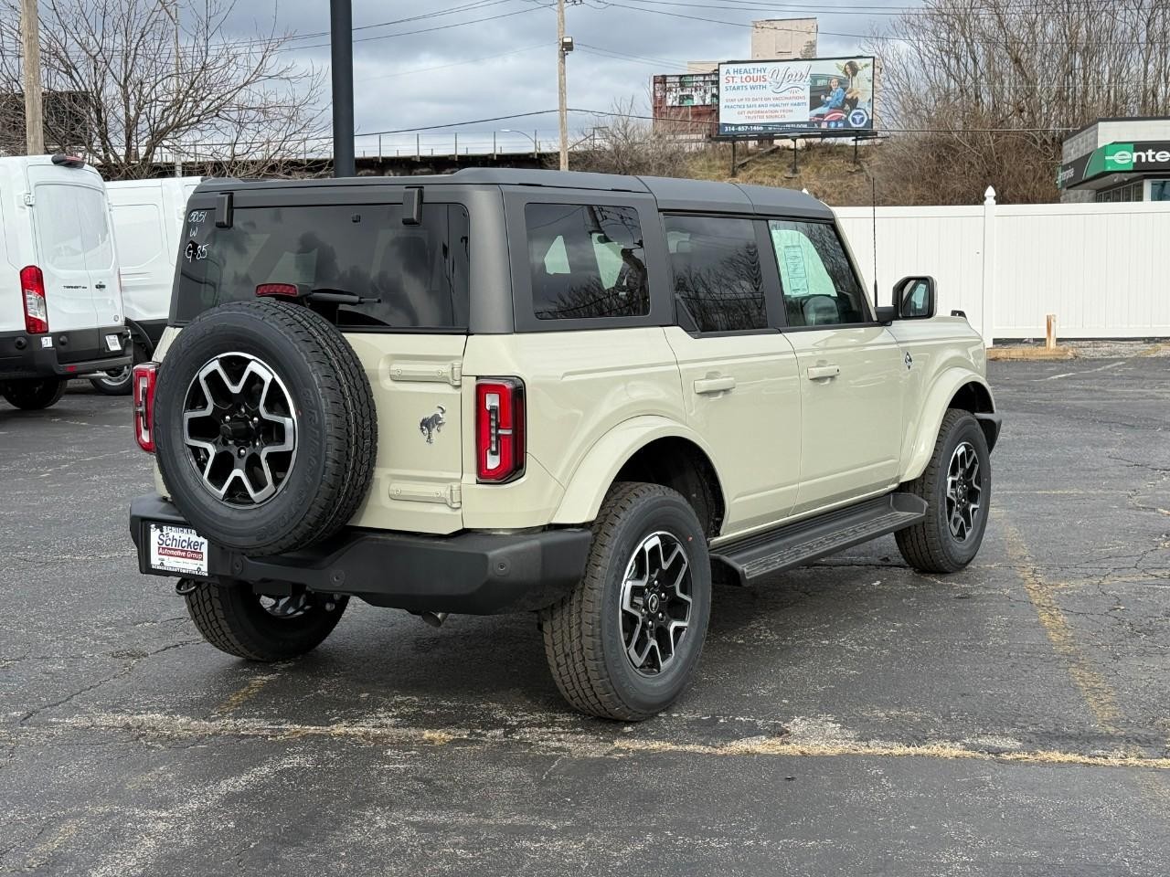 Ford Bronco Vehicle Full-screen Gallery Image 03