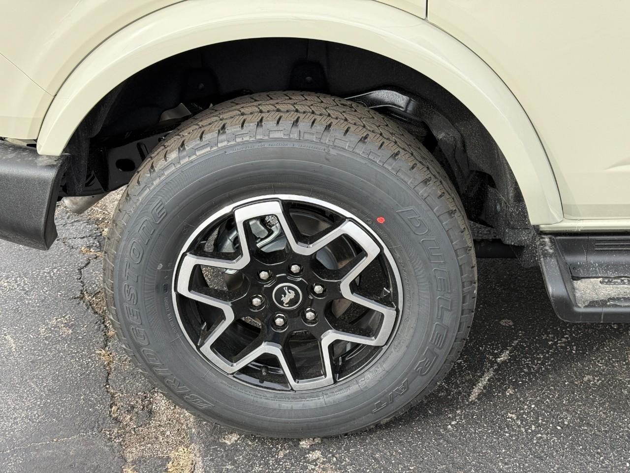 Ford Bronco Vehicle Full-screen Gallery Image 04