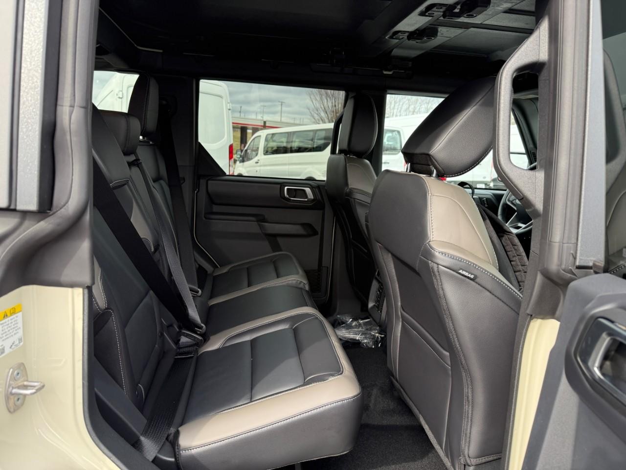 Ford Bronco Vehicle Full-screen Gallery Image 05