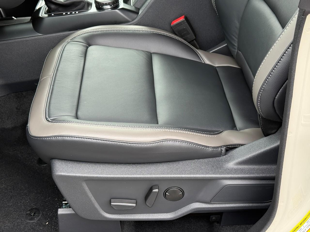 Ford Bronco Vehicle Full-screen Gallery Image 12