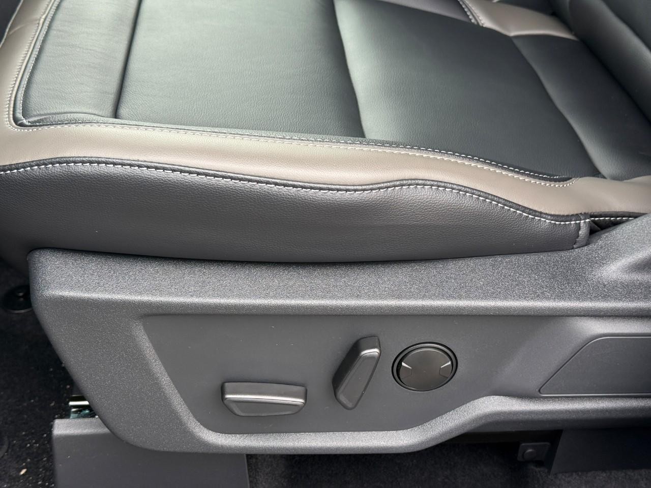 Ford Bronco Vehicle Full-screen Gallery Image 13