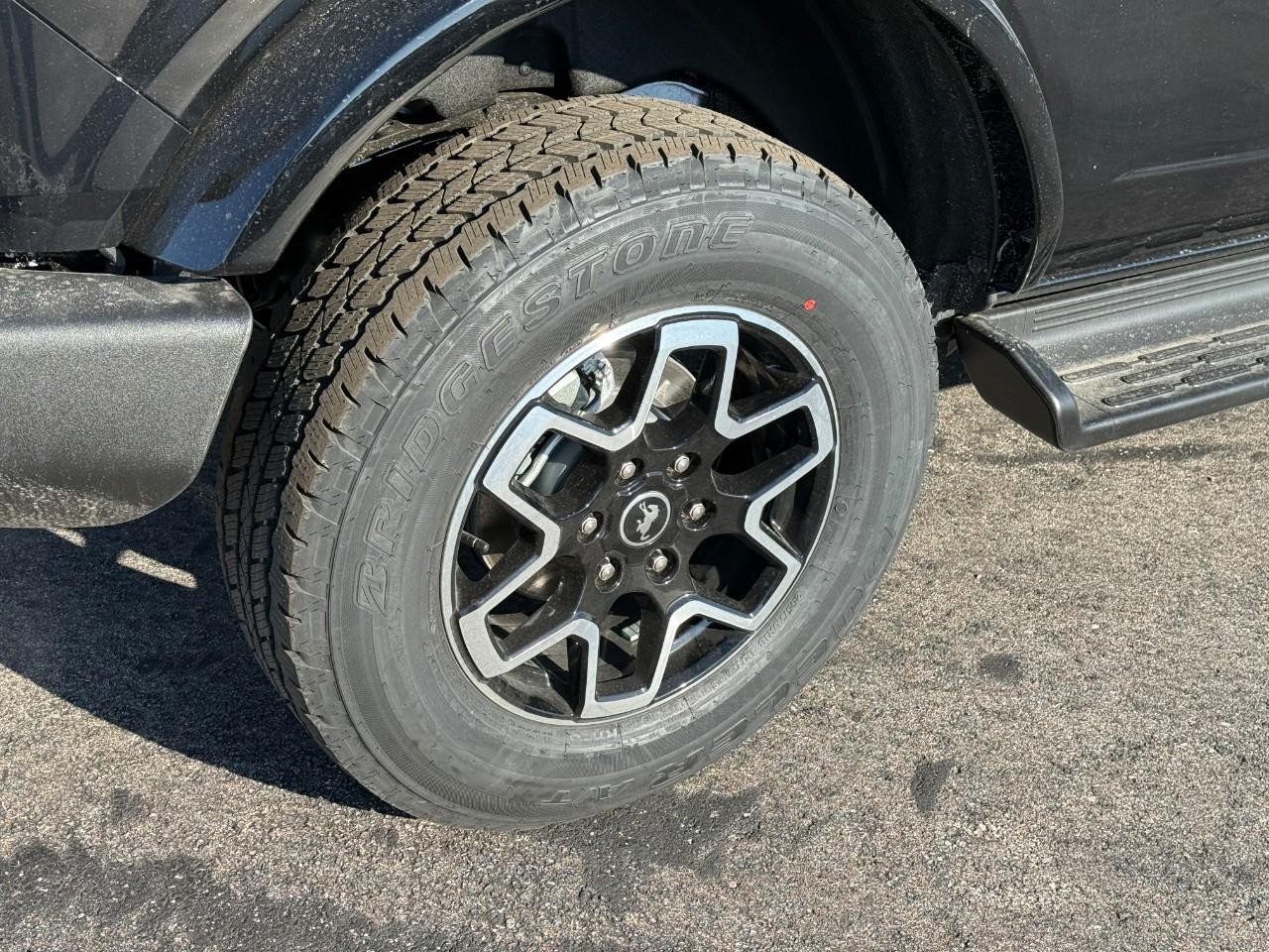 Ford Bronco Vehicle Full-screen Gallery Image 04